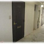 【衝撃体験】運命か偶然か。付き合い始めたカップルが以前同じアパート同じ部屋に住んでいた話。飛行機の行き帰りで同じ人と隣同士。極めつけは隣の部屋の家族が…。