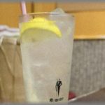 【ムカつく話】某焼肉屋にて。最初の一杯のオーダーに限りチューハイが無料になるサービスをやってて、店員が説明を始めた。「俺チューハイ飲まないからいらない」と言って生ビールを注文した。すると今度は店長がやってきて「せっかくのサービスなのにもったいないですよ？」としつこいので「チューハイは飲まないって言ったでしょ！」と声を荒げてしまった。そしたらそいつは厨房に入って「はい、せっかくの無料サービス要りませ～ん！」さらに生ビールを持ってきながら・・・