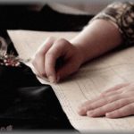 【愚痴】俺の母は、学校の制服以外はずっと子供の服は手作りしてた。なのに俺の嫁は1枚も作ろうとしない。この間、子供服を買ってきて笑いながら「もう去年の服は着れないね」と言うのでカチンときて「バカスカ服買いやがって！主婦の自覚ないだろ」と言ってやったら・・・