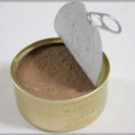 【被災地の泥】地震が収まった後に車のトランクに積んである猫缶を取っている最中、同じマンションに住んでいるらしい女性が幼児を連れて声を掛けてきた。