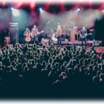 【相談者が…】ライブで友達のバッグが盗難されたんだけど、私が弁償するべきなの？状況は、友達がトイレに行くと言ったので…。