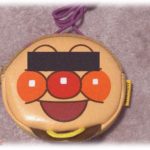 【かわいい】アンパンな彼の顔型ポシェットを首にかけた2歳の娘が一言…。