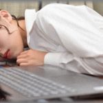 【ムカつく話】新入社員同期5人のうち私だけが飲めない。飲み会に行くと割り勘で高い金を払わされたり、使いっ走りさせられるのにウンザリし、参加を断るようになったらハブられた。仕事を私に押し付けて飲み会に行く同期のため、残業続きの日々。そんなある日・・・