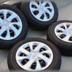 【ずうずうしい話】車を買い換えることになり、今までのスタッドレスタイヤを売ろうと車に積み込んでると、近所のママがやってきて「タイヤ捨てるならちょうだい！」私「いやいやまだ新しいから売るんだよw」そしたら顔真っ赤にして「車買う余裕あるくせにケチ！それとも冬用タイヤもない私をバカにしてるの？！」と騒ぎ出したので・・・　