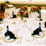 【謎】バイトしてた式場で、結婚式が終わって披露宴への流れになったんだけど、新郎側の主賓ゲストが誰一人来てない異常事態だった。披露宴はスタートしたものの…。