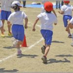 【イライラ】今日は子が来年入園予定の幼稚園の運動会だが、小雨が降っている。延期の場合はHPにお知らせを掲載しますと言っていたのでHPを確認しても掲載なし。雨天決行を信じて幼稚園に行ったら・・