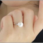 【コトメ】私は金属アレルギー持ちなのもあって夫から結婚指輪やアクセサリーを貰ったことがない。それを知っているはずのコトメ「そのステキな指輪、弟（夫）からのプレゼントですかー？弟もやりますね！」