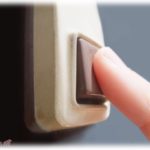 【神経わからん】インフルで寝込んでいたら3日連続でピンポン連打された。熱あるし居留守使って、やっと治って出社すると男性社員のAとBが…。