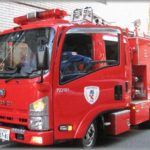 【驚愕】学生の頃、小さな一軒家を借りて住んでた。ある日、近くの店で飲んでいたら消防車が数台、サイレンを鳴らして走って行った。「あれ、俺のうちの方に行くよ」