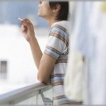 【スカッと】アパートの隣の住人がものすごいヘビースモーカー。しょっちゅうベランダでタバコ吸いまくり、うちの洗濯物が臭くなる→煙だけならまだしも灰まで飛んできたのでついに我慢できなくなり・・・