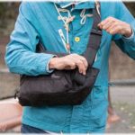 【タックル男】向かいからショルダーバッグ持ったジジイがこっちに向かって直進して来たので避けようとしたが、バッグを勢いよくぶつけてきた！