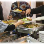 【相談】ツアー旅行の朝食のとき、隣の空いてる席に「ここにしようか」と来た人たちが席取りもせず料理を取りにいったんだけど、すぐに別の人たちが座ろうとしたので…。