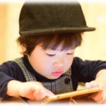 【キチガイ】子供とSCで買い物をしていたら子供が泣き出し、指差すほうを見ると一人の女性が私の子の携帯を持ってた。慌てて追いかけ声をかけると女が発狂し…。