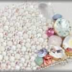 【泥一家】シガレットケースをスワロやビジューでデコしたら、可愛い色鉛筆ケースに変身した。ところがある日娘の友達A美に盗まれ、A美母が謝りにきたのはいいが「こんな高価なもの娘ちゃんにもったいない。私が使うから1000円にまけて」と主張され、断っても返してくれなかった。仕方なくA美父に返却をお願いしに行ったら・・・