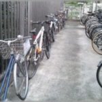 【ご近所トラブル】マンションの外に出たら、自転車に謎の張り紙が。「警察に被害届を出しました」