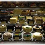 【泥ママ】持ち帰りケーキを注文して待ってたんだけど、「お待たせしました」の声にレジに向かうと、親子連れが受け取ろうとしてた。私「私のじゃなかったか」→その親子に衝撃の事実が…