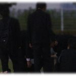 【クズ】車で自宅へ帰ると駐車場の前に中学生が5人ほどたむろしてた。「駐車場の前で邪魔だ」と注意するとしぶしぶ帰ったのだがその日の夜…。