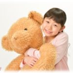 【泥ママ】娘が自分より大きいぬいぐるみをくじで当て、そのままフードコートで食事をしようとしたら泥にひったくられた。それを救ったのは…夫の足癖…？