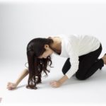 【修羅場】姉妹のように私を可愛がってくれてた会社の先輩が、突然休憩室から飛び降りて亡くなった。先輩のお母さんが形見分けをすすめてくれたのだが、そこで衝撃的なものを見つけて…。