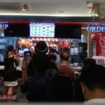 【衝撃体験】ファーストフード店にて。順番待ちには作業服のおじさんがひとり。店員が「次のお待ちの方ー」と声をかけたら、たまたまちょうど入ってきた男子大学生二人が、そのままカウンターへ行って注文しようとした。そしたら・・・