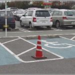 【お疲れ】スーパーで買い物して駐車場に戻ったら、駐車中の俺のボロ車に他の車が後ろ向きで突っ込んでた。女「すみません！私がぶつけました！」俺「警察・・・」女「なんで？」