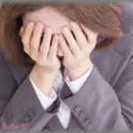 【悲惨】途中退席禁止の新入社員研修にて。女性新入社員「トイレ行かせてください。実は生理で、このままだと血が・・・」人事部社員「行けないって言いましたよね？もう少し我慢してください」　→　結果