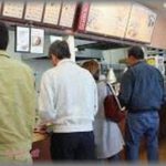 【ずうずうしい話】うどん屋のカウンターで並んでたら、後から入って来た女が前にいた家族のところに割り込んで来た。「ちょっと、割り込みやめてくれない？」と言うと「は？うちら家族なんですけど？」