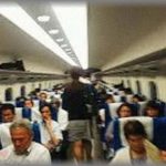 【武勇伝】新幹線で、初老夫婦の指定座席に子連れ夫婦が居座り言い争っていた。泥旦那が暴れ出したので私旦那が取り押さえると「何様だてめえ！」とわめいた。ところが旦那が名乗ると男の顔が赤→青→白に変わり・・・