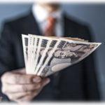 【モラハラ？】仕事ができて信頼も厚いA。そんなAの元に飲み会のお金の集金に行くと、お金を私の足元に撒いた。結局その時は自分で拾っていたが、Aが結婚すると…。