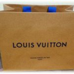 【嫁同士】義兄嫁が柿のお裾分けを持ってきてくれたのだが、目を離した隙に玄関にあったヴィトンの紙袋を泥された。驚いて何もいえなかったけど、紙袋の中身は…。