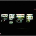 【武勇伝】自販機で珈琲買って飲んでた時にDQN風の男が猛ダッシュでやってきて周囲を見回していた。「おっさん、何も言うなよ！」