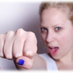 【恐怖】姉は思い通りにならないと暴言暴力で従わせようとする人間だった。角材で殴られたこともある。そんな姉が最近一部記憶喪失だと言って仲良くしようと言ってきた。私どうしたら…。