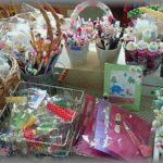 【目撃！】幼稚園の夏祭りバザー中、急に雨が降ってきたので向かいの集会所に移動して雨宿りをしてた。するとバザー会場に、遅れてやって来たAさんの姿が。手を振る私たちに気づかず、バザー商品の方へ近づいたAさんは・・・