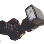 【GJ】改札突破しようとしたり自販機蹴飛ばしたりと、酔って騒ぐアホが5人ほどいて、電車のなかでもうるさかった。私「（そいうえばカメラ持ってる。このストロボで…）」→静まり返る5人