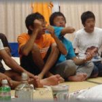 【衝撃体験】アパートに帰ったら、知らない奴ら5人が冷蔵庫のコーラを勝手に飲み、俺のドカポンで遊んでくつろいでた。その後、そいつらは死ぬほど後悔することに・・・w