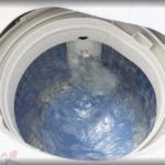 【うちの嫁】結婚後、水道代がバカ高くなったので、回ってる洗濯機を止めて中を見てみると、小さなシーツが1枚。なんと嫁は洗濯物を小分けにして1日5回も洗濯機を回してた。「まとめて洗った方が節約になるよね？」と言ったら・・・