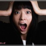 【コワい話】結婚して二階建てハイツの1階に新居を借りた。入居して半年経つ頃、ベランダに干した下着が盗まれたり、インターホンを鳴らすイタズラが続いた。ある日、旦那が夜勤で留守の夜、ベランダからミシッミシッと音がして・・・