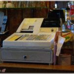 【武勇伝】居酒屋で飲んでたらＤＱＮカップルが精算時に店員と揉めだした！「お客様神様だ」とか言いだしてしつこかったので、周りに聞こえるように口を挟んでみた結果…