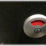 【武勇伝】マックのトイレでおばあさん「親子が20分くらいずっと入ってる！」私「（5分くらいじゃん）小さいから仕方ないですよ」婆「遅すぎるわぁ！これだから若い人は！」私「」