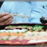 【神経疑う話】家族全員揃い、喜んだ義父が寿司桶を取ってくれた。義母と私は子供達にご飯をあげつつおかずの用意などをしてたのに、義弟嫁は全く動かずテーブルにいすわってる。近づいて見てみると・・・！