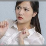 【神経疑う話】一人暮らしのアパートに夜中チャイムが連打され、入れろ入れろと騒いでる男の声がした。「通報しますよ！」と言ったら「ブス！生意気だ！」とドアを蹴られた。すると次の日、兄からメールがあってその正体が判明！