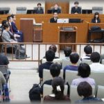 【衝撃体験】勉強のために裁判の傍聴に行った時、隣に座ったホームレスのおっちゃんが話しかけてきた。正直ウザいなーと思ってたんんだけど、途中でおっちゃんが渡してきた紙切れを見てびっくり！！