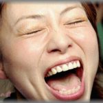 【スカッとする話】何かと見下し発言をしてくるクソコトメの勤める式場で、結婚式をすることに。ドレス選びの時、呼んでもないのにやってきたコトメ。私「このドレス清楚でクラシカルで素敵！」コトメ「ﾌﾟｯ清楚でクラシカルって柄じゃないでしょwww(大笑い）」→　結果