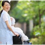 【泣ける話】介護職員をやっていたある日、寝坊して遅刻してしまった。簡単な作業を終えたあと、仲良くしていたおじいさんの部屋に行くといつもと様子が違い…