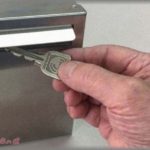 【ほんのり怖い話】祖母の家のポストからガスや電気の請求書が抜き取られた上、いつの間にか支払済になっていた。しばらくすると、どこかの家の鍵が入ってた。さらにしばらくすると、今度は手書きの地図と剥がされた爪が・・・さすがに怖くなって、警察に調べてもらったら・・・！