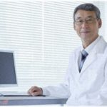 【衝撃体験】ネットで探し出した皮膚科に行ったら診察室から男性の怒号が聞こえてきた！受付で渡された冊子を読んでみると…