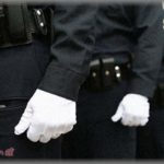 【笑うw】公園で、背中に「police」と書いてあるジャージの集団が現れ、ピシッピシッと白い手袋をつけ始めた。「事件かしらね？」と見ていると、リーダーが片手を上げてサッと合図した。すると集団は一斉に・・・