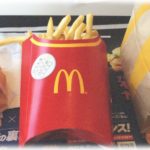 【恐怖】子供とマックにいたら浮浪者のような男が相席状態で座り、私の食べ物を食べ始めた。私「！？（怖い！）」すると店員が…