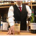 【ドン引き】ハイボールが大好きな私。彼氏が行きつけのバーに連れて行ってくれることになりワクワクしてた。早速バーテンダーに「ウイスキーソーダ割りでお願いします！味の好みは・・・」と言いかけたところで、彼氏にいきなり椅子から掴み落とされて・・・