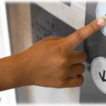 【ドン引き】取引先のエレベーターで。女「ボタン！7階！」私「へ？あ、はい」女「ってかさアンタ！」→女顔面蒼白